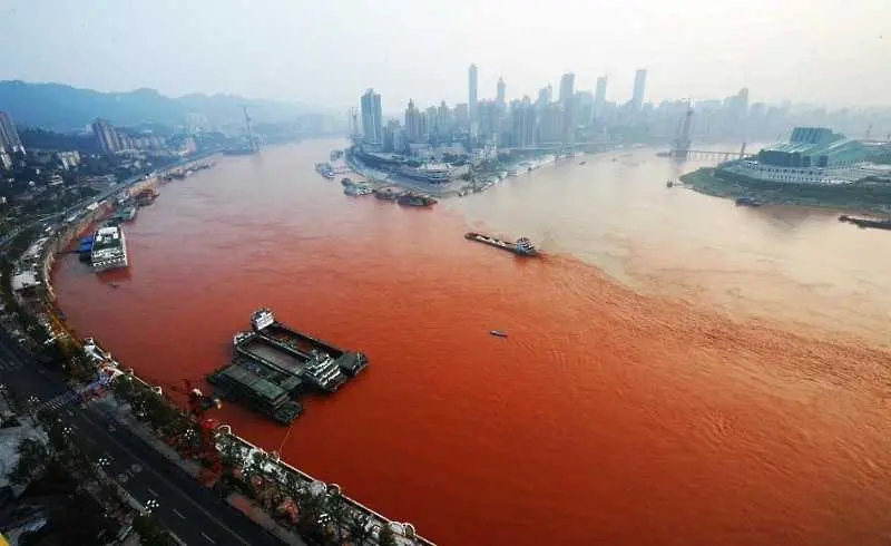 Огромна китайска река се оцвети в червено
