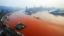 Огромна китайска река се оцвети в червено