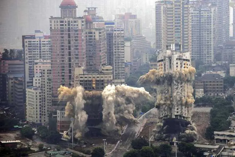Зрелищна експлозия събори хотел и терминал в Китай