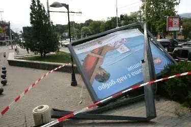Силният вятър събори билборд на оживено място в столицата