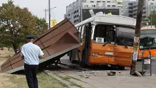 Автобус на столичния градски транспорт помете спирка   