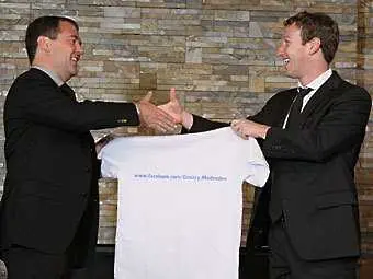 Марк Зукърбърг подари тениска на Медведев