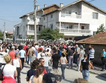Траурно шествие отбеляза една година от събитията в Катуница