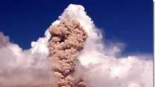 Вулкан изригна пепел на височина 7 км
