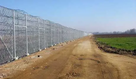 Гърция издигна стена на границата си с Турция