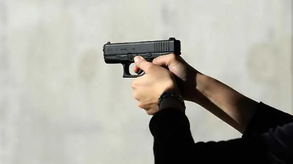 Бизнесмен заплаши с пистолет служител, поискал задържаните си заплати