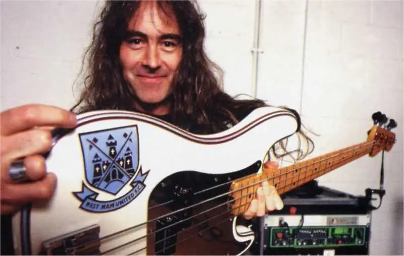 Басистът на Iron Maiden продава уникалното си имение в Есекс (снимки)