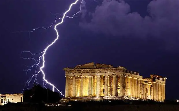 S&P повиши рейтинга на Гърция с шест степени