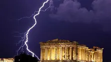 S&P повиши рейтинга на Гърция с шест степени