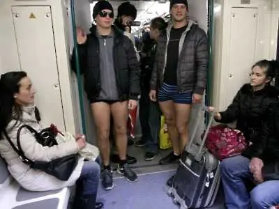 Веселяци мръзнаха без панталони в метрото