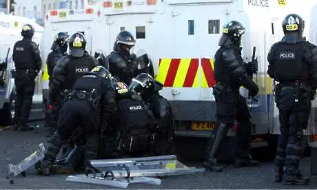 Раниха 29 полицаи при протести в Белфаст