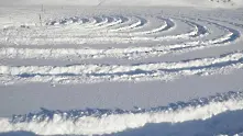Творец рисува произведения на изкуството в снега