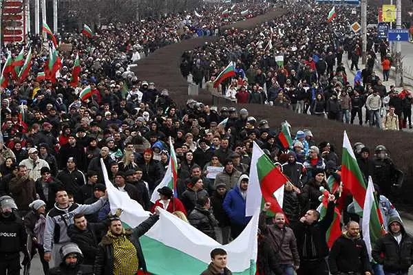 Протестите продължават, исканията са за правителство, посочено от протестиращите