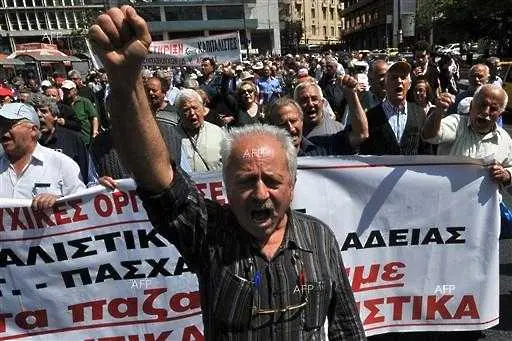Стачки парализират Гърция   
