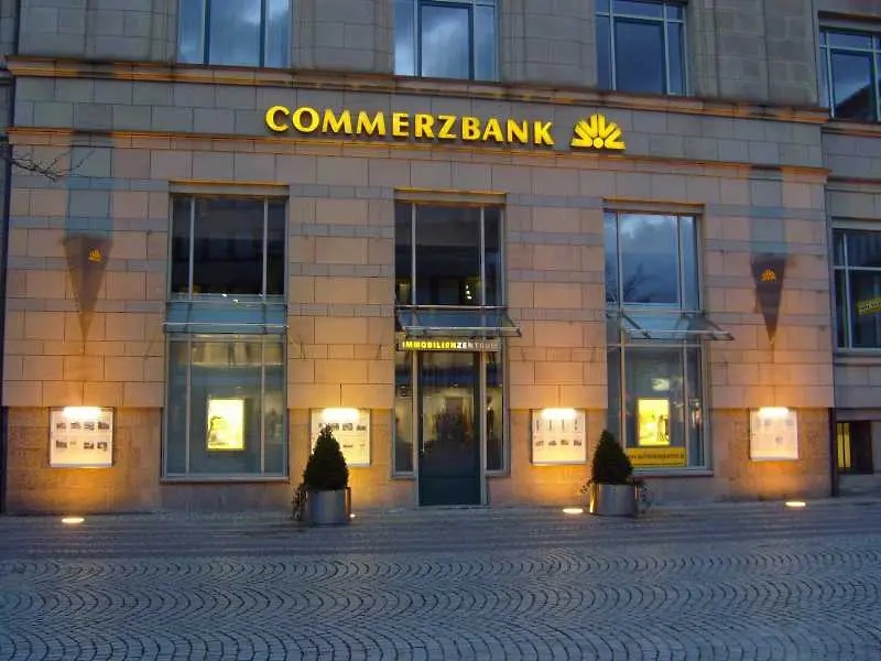 Германската Commerzbank съкращава 6000 работни места