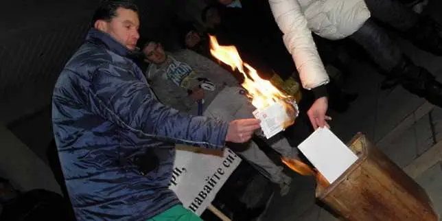 България се вдига на протести срещу сметките за ток