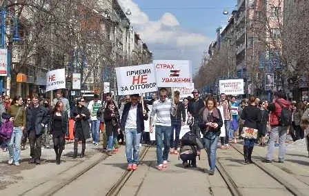 Мъже дефилираха на токчета по Витошка в знак на протест срещу насилието над жени (фоторепортаж)