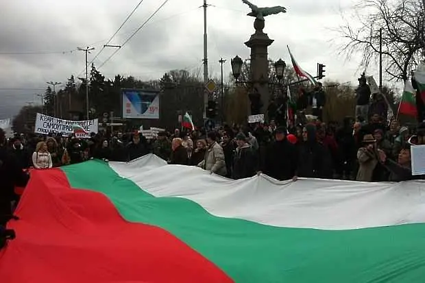 Десетки хиляди излязоха на протест в цялата страна, в Пловдив изгориха Конституцията