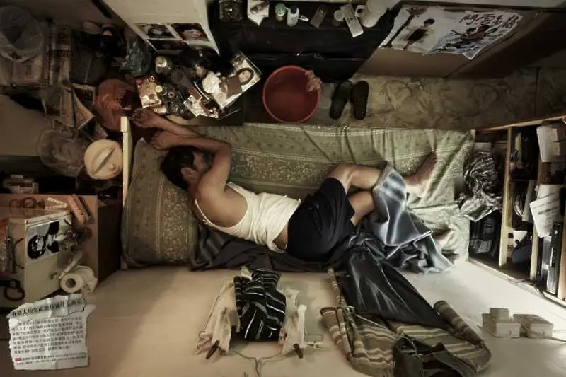 Шокиращи снимки показват най-тесните жилища в Хонконг