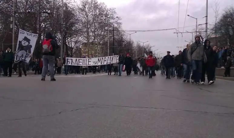 Блокираха Орлов мост за трети път, автобус се опита да преодолее блокадата