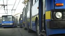 Стълб рухна върху тролей в София