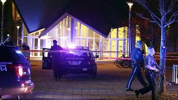 Стрелба в MIT, убит е полицай