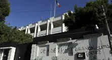 Кола се взриви пред френското посолство в Либия