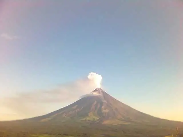 Пет жертви при изригване на вулкан във Филипините