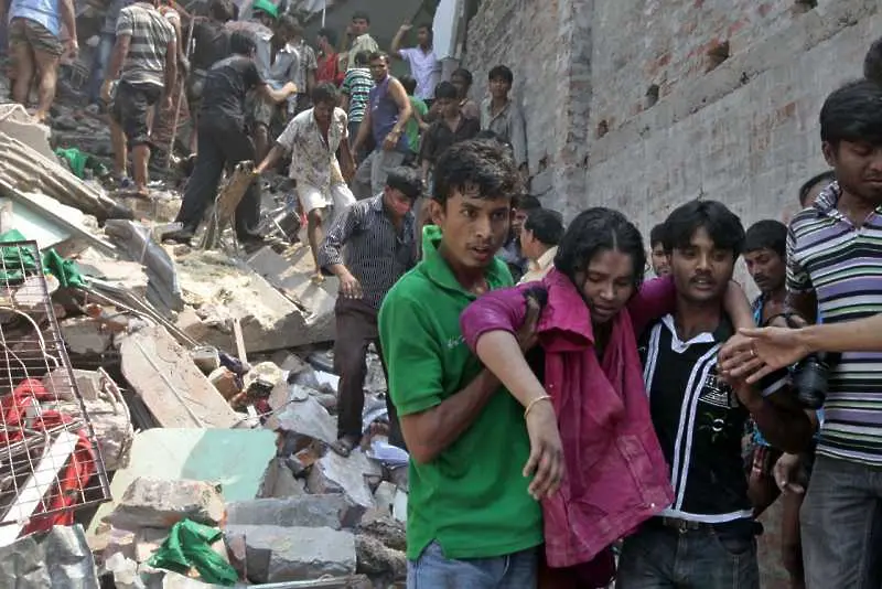 Броят на загиналите при срутването на фабрика в Бангладеш надмина 700