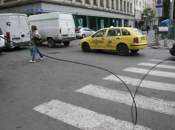 Опасни кабели застрашават минувачите в центъра на София