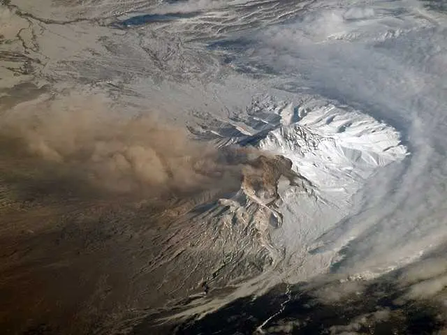 Вулкан в Камчатка изригна пепел на 6 км в небето