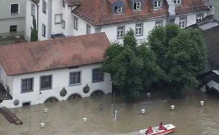 Германският град Дегендорф потъна под вода (снимки)