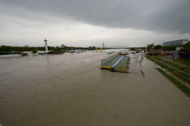 Дунав настъпва към Виена, извънредно положение в Словакия и Германия