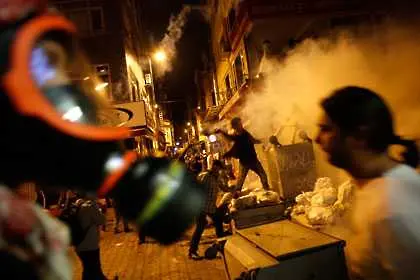 Протестиращите в Турция подпалиха офиса на управляващата партия