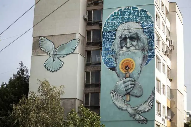Графит с дядо Добри украси панелен блок в София