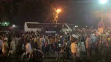 Живи вериги и барикади не пуснаха автобуса за извеждане на депутатите