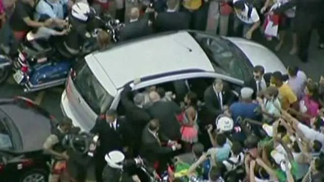 Бразилия посрещна папа Франциск с масови безредици