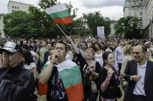 „Икономист” със статия за протестите в България под заглавие „Орешарски! Олигарски”