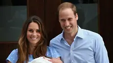 Уилям и Кейт показаха кралското бебе (видео)