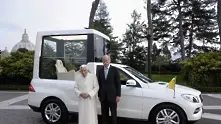 Папа Франциск получи ключовете за новия папамобил (снимки)