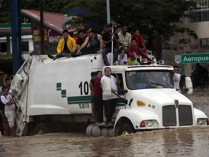 Военни самолети евакуират блокирани от урагани туристи в Акапулко