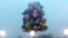 Американец полетя над Атлантика с разноцветни балони (видео)