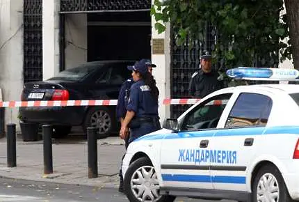 Шофьор се заби с колата си в турското посолство