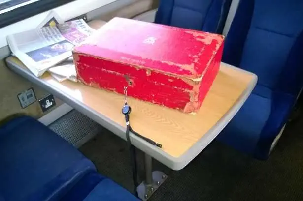 Камерън забрави куфарче със секретни документи във влак
