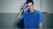 Меси прави трик с кутийка Pepsi в нов рекламен клип