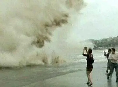 Тайфунът Фитоу връхлетя Източен Китай (снимки)