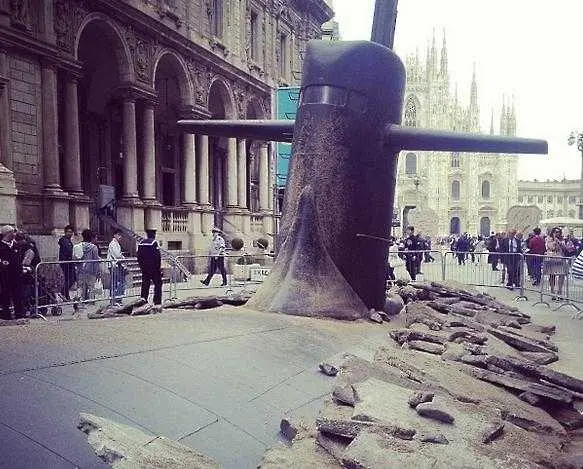 Подводница изплува на улица в Милано