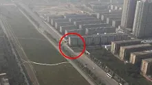 Китайци построиха жилищен блок насред магистрала... без да искат
