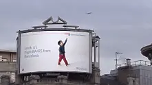 Билборд оживява, когато над него прелети самолет (видео)