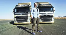 Жан-Клод Ван Дам в уникална каскада между камиони (видео)